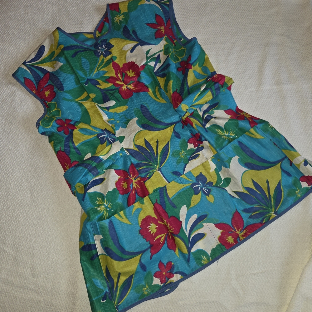 Vintage Full Apron With Pockets! Bright Floral Hawaiian